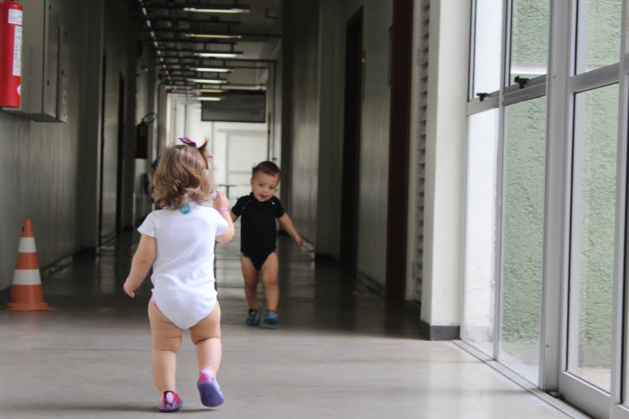 Como estimular o desenvolvimento dos pés das crianças?